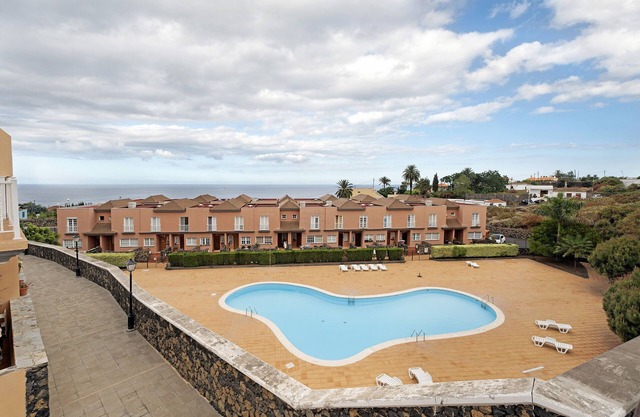 Vacation Home "El Zumacal" with Sea View, Shared Pool & Wi-Fi