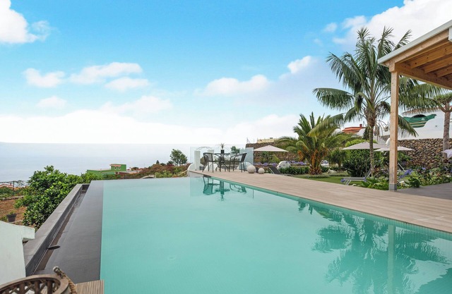 Vacation Home "Casa Adayeim 2" with Mountain View, Sea View, Shared Pool, Wi-Fi, Terrace & Garden