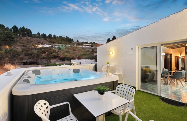 Vacation Home "Ático Miranda" with Jacuzzi, Views of El Teide & Wi-Fi