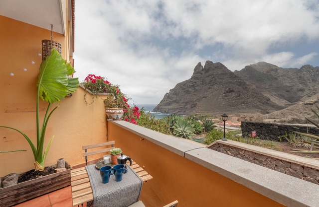 Vacation Home 'La Casa De Los Viajeros' with Sea View, Private Terrace and Wi-Fi