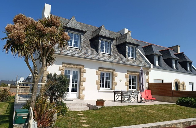 Vacation home in Plouescat, sea view, feet in the water.