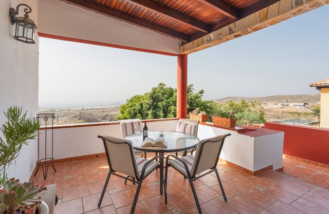 Vacation Home 'Justo El Médano' with Sea View, Shared Terrace and Wi-Fi