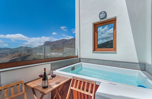 Vacation Home 'La Casa De La Esquina - 360º View' with Mountain View, Wi-Fi and Air Conditioning