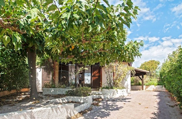 Vacation home 'Les Lauriers-roses' sleeps 6, 1 km from the beach.