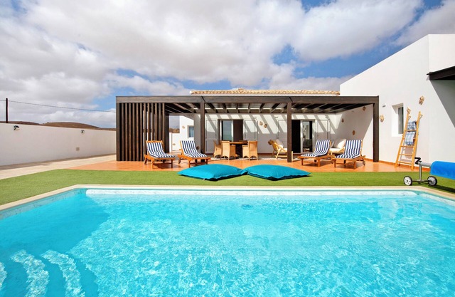 Vacation Home 'Mayantigo' with Mountain View, Private Pool and Wi-Fi