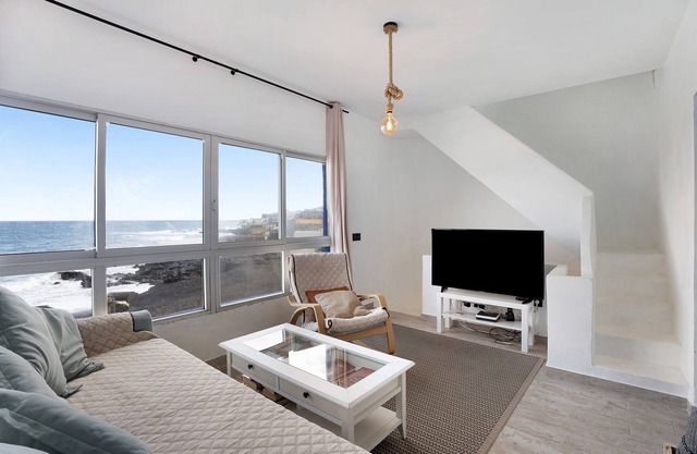 Vacation Home "Oceanfront Cozzy House" with Garden & Wi-Fi