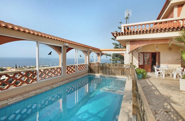 Vacation Home "Petite Paradise" with Sea Views, Shared Pool & Wi-Fi