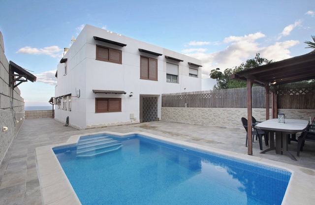 Vacation Home 'Vista Horizonte' with Sea View, Private Pool and Wi-Fi