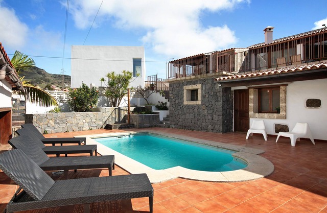 Vacation Home "Villa Tegueste" with Private Pool, 2 Private Terraces & Wi-Fi