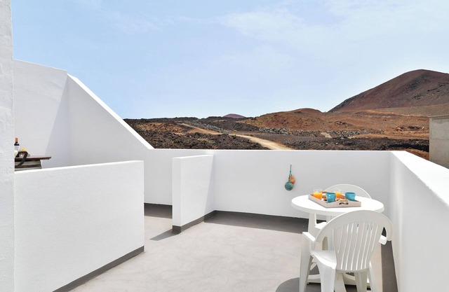 Vacation Home "Viviendas El Pescador - Timón" with Sea View, Private Terrace & Wi-Fi