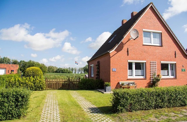 Vacation home with large fenced plot directly on the canal