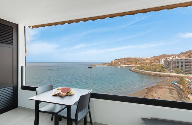 Vacation 'Ocean Wave Retreat' with Sea View, Wi-Fi and Air Conditioning