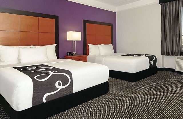 Vacation Starts Here! Pool Access and Free Parking Awaits!