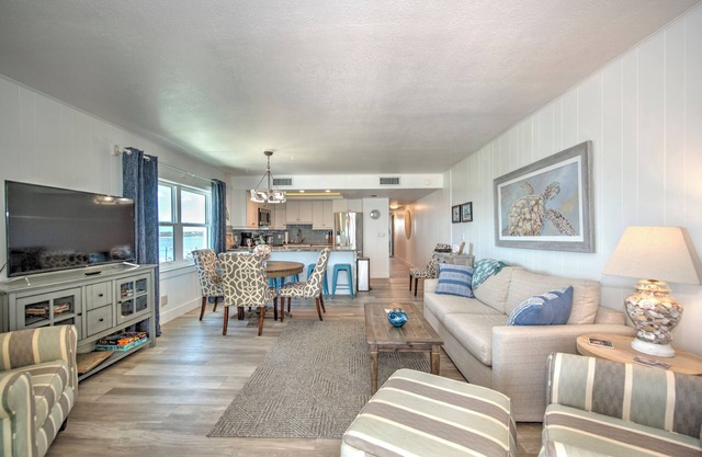 Vacation Villas: #635 Beachfront Top-Floor Condo with Best Views on North End