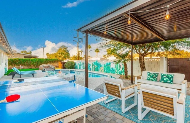 Vacay on Villa|Pool + Putting Grn|Old Town