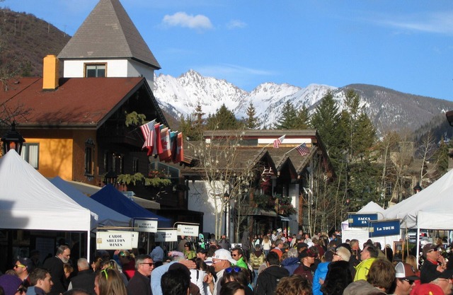 Vail Townhouse/Golf Course Free Shuttle across street