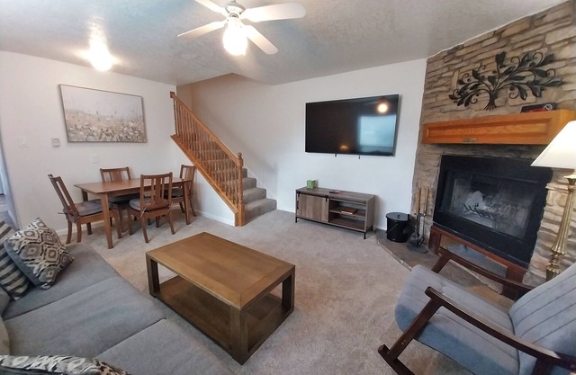 Valley Condo 101 - Creekside - End Unit - Wi-Fi - Hot Tub - Fireplace - Washer/D