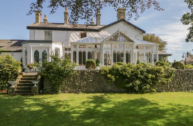 VALLEY VIEW, pet friendly, with hot tub in Dalton-In-Furness