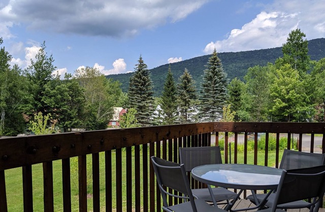 Valley View Villa, a Family Getaway with three bedrooms in the White Mountains!