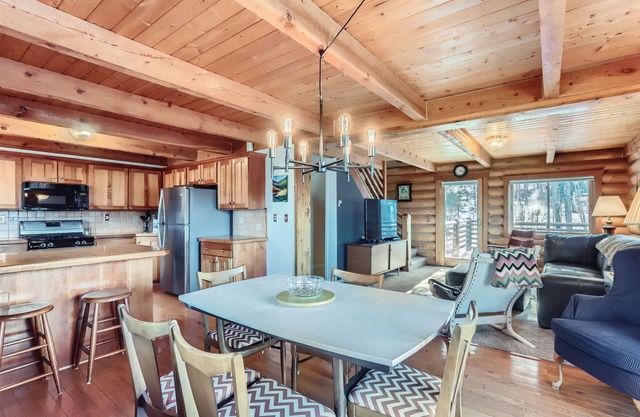 Valley View Vistas - Dog-Friendly Cozy Retreat w/VIEWS!