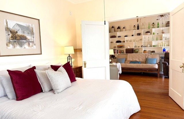 Vanilla Dream Suite at The Brenham House- Steps from Downtown