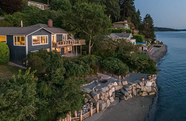 Vashon Beachfront Retreat with Breathtaking Views