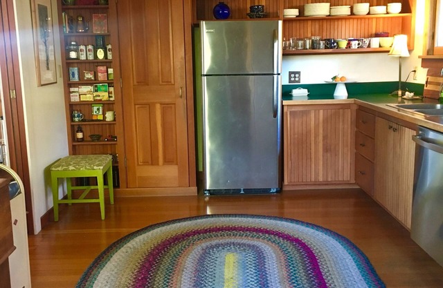 Vashon Craftsman Retreat with Mount Rainier view