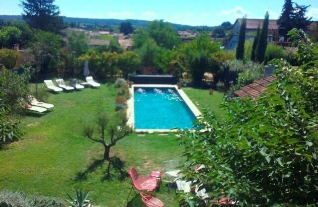 Vast village house, swimming pool 12x4, land 700 m2