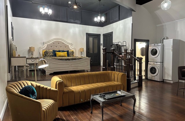 Vaudeville Suite, Romantic King Stay Just 4 Min from Hermann Wineries