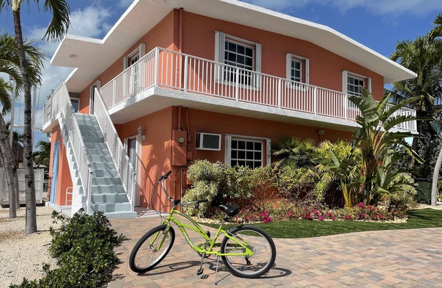 Venetian Shores Home -DOCK remodeled 3/3 POOL/Hot Tub! Deep water Dockage