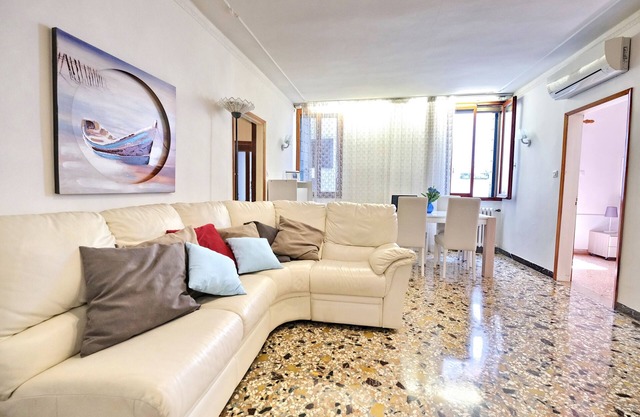 Venicelife, large apartment with canal view 850 meters far from San Marco square