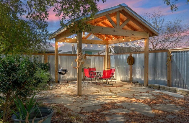 Vera's Belle Sirene: PETS OK