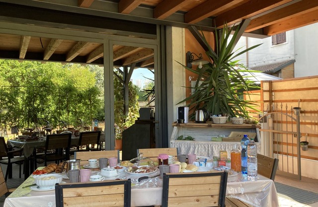 Verona, house with porch and garden, in a single house, internal parking