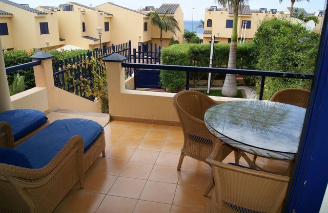 Very spacious bungalow with terrace, sea views, community pool and jacuzzi.