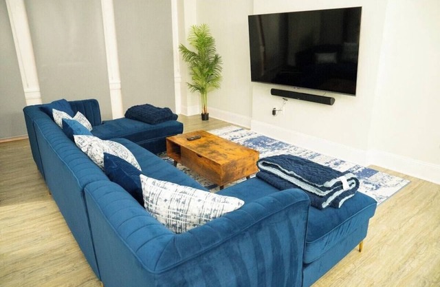 Very large! Penn Station Downtown home w/parking