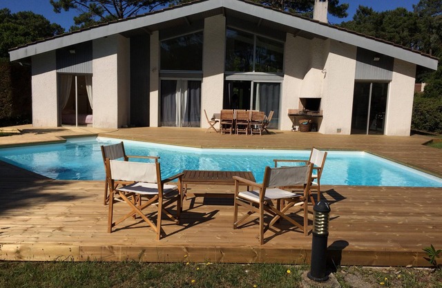 VERY NICE FAMILY HOUSE WITH POOL IN CANON. (5kms from Cap Ferret center)