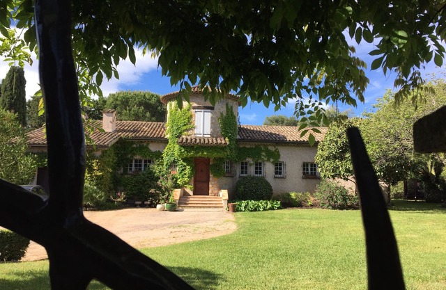 VERY NICE FAMILY VILLA IN PEACE IN MOUGINS FOR 11 PEOPLE