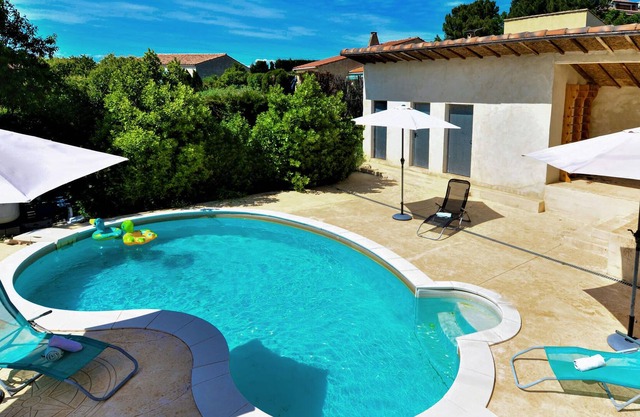 Very pleasant vacation home with private pool, panoramic view and fenced garden in Provence.