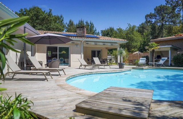 Very well equipped villa with heated swimming pool