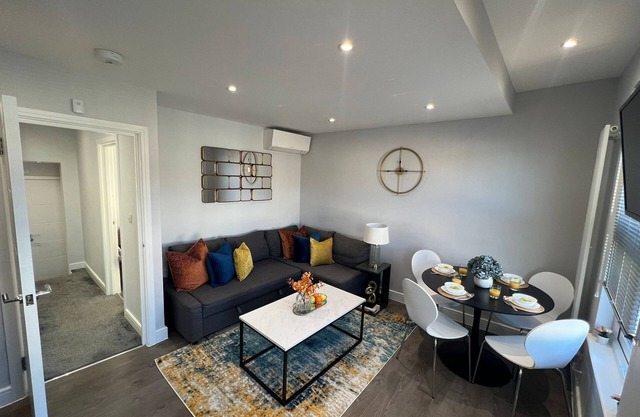 Vibrant 3Bedroom/2Bathroom Pet Friendly Flat with Aircondition and WiFi