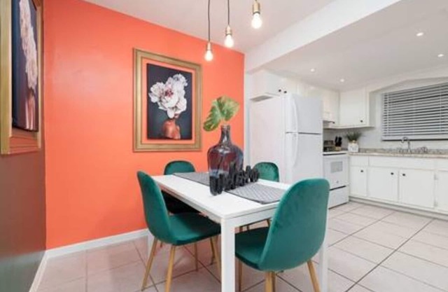 Vibrant Beachside Retreat | Prime Location!