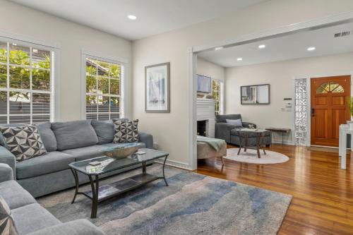 Vibrant Oasis W Heated Pool 3 Units N Downtown