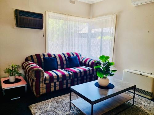 Vic Horsham, Unit 3, Cozy 2-Bedroom Retreat