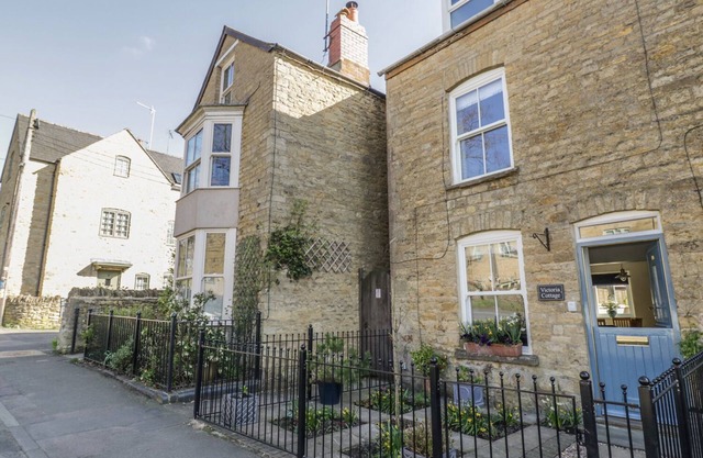 VICTORIA COTTAGE, pet friendly, with open fire in Chipping Norton
