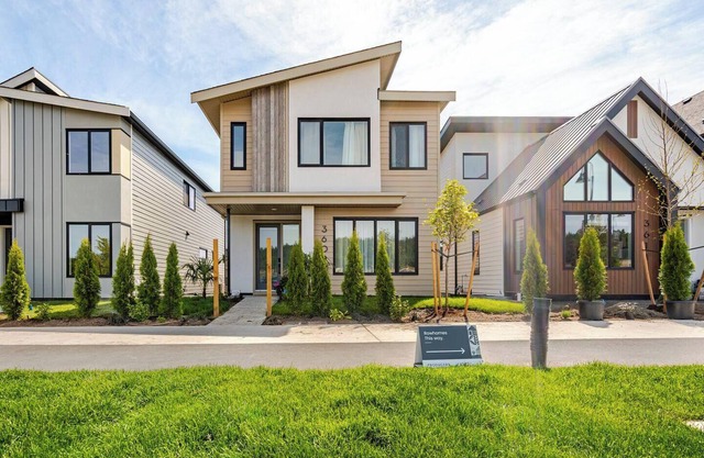 Victoria's Oceanside Family Retreat 2br new nbsmt, 15 walking min to the beach