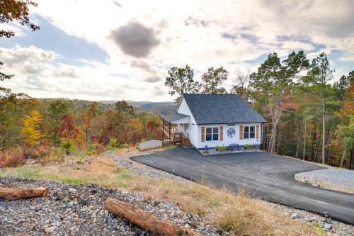 Views, Hot Tub and Trails Modern Ellijay Cottage