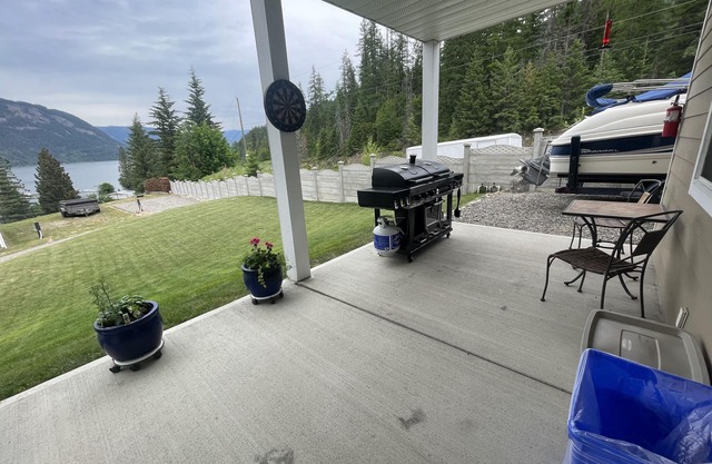 Views of Mara lake and Walking Distance to Beaches. Possibility of Boat Slip