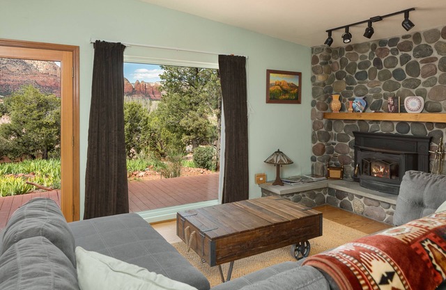 ☼Views! Private House, Hot Tub, Hiking, Fireplace, Art☼