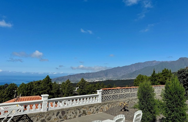 VIILALASCERCAS.VILLAYELLOWVILLAGE