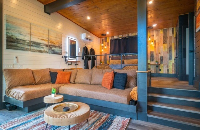 Viking Hilltop Suites-Sunset Suite- Walk to Town